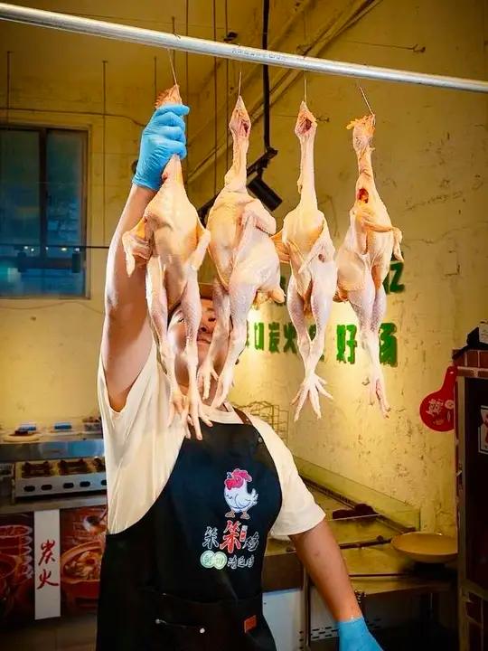 在阜阳,吃一次爱一次的清远鸡。没想到这次上新的锅底味道更鲜!