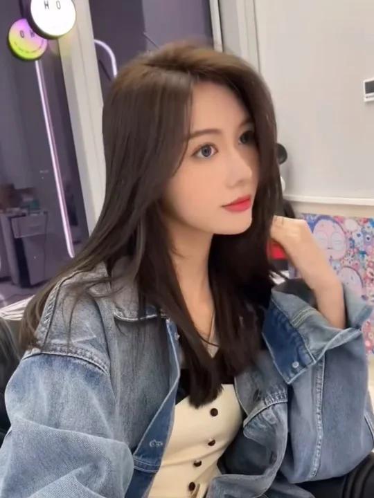 圆脸也能完美驾驭中短发显瘦显小瘦脸发型 1根据脸型设计,裁剪出修饰脸型的弧度。2蓬松度适合