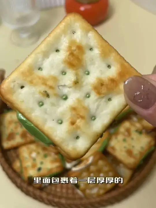 米惦云朵手撕牛轧饼,夹心是葱香牛轧糖,口感咸香酥脆,散发台湾风味零食韵味