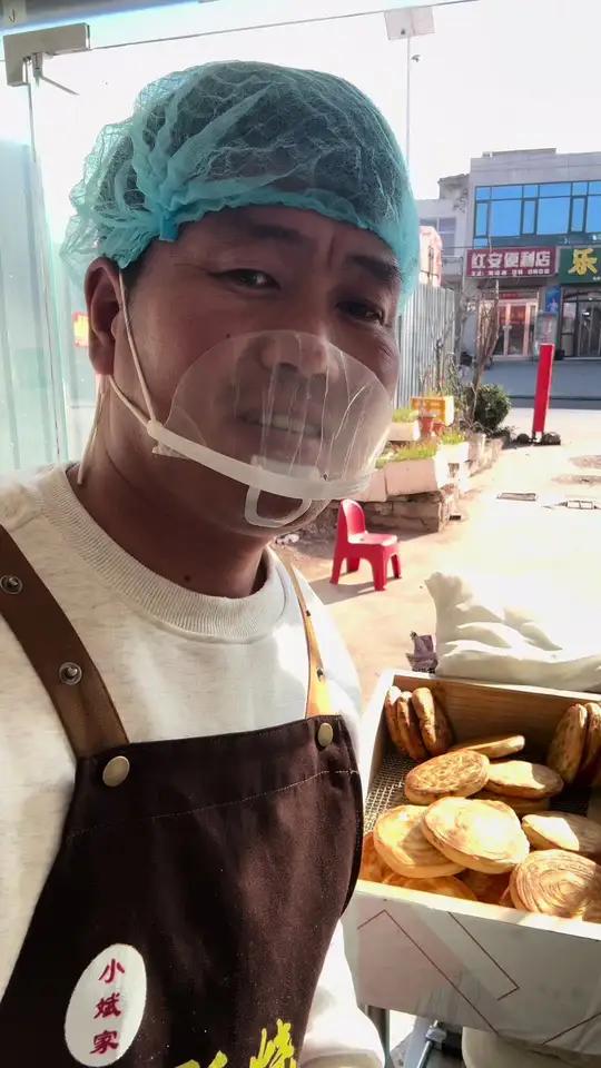 小斌夫妻俩烧饼店得到乡亲们认可，油酥烧饼太好吃焦香酥脆，实在太忙了今天准备面粉100斤根本