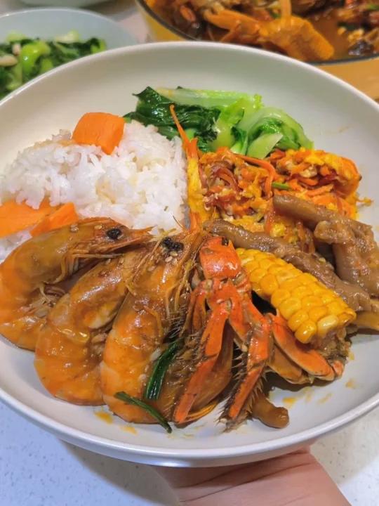 初中生的爱心晚餐:肉蟹煲、胡萝卜炒鸡蛋、清炒小白菜