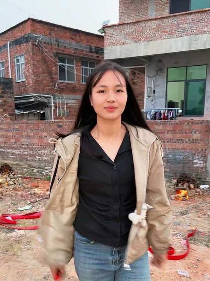 大哥的女人是大嫂，在家窑鸡顺顺利利
