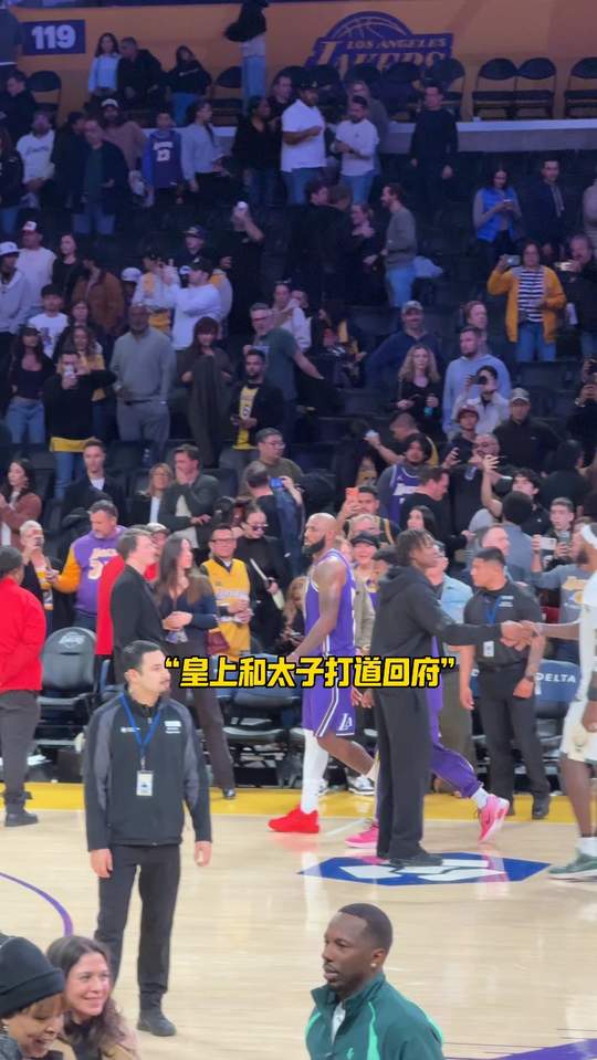 准三双詹姆斯带布朗尼离场，父子俩太像了！