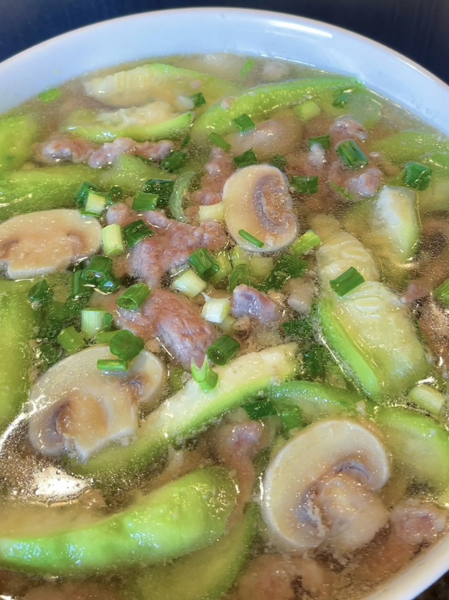 夏天最爱丝瓜肉片汤做好这几个步骤肉嫩汤鲜