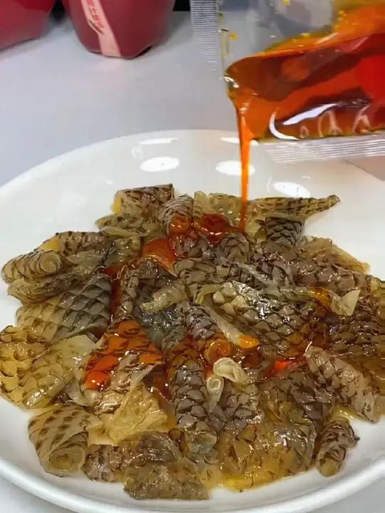 马上就要过年了,过年餐桌上的凉拌菜一定要试试这个凉拌鱼皮,QQ弹弹的,香辣脆爽,好吃又解腻