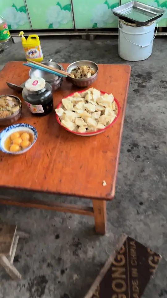 在我们家几乎看不到～满桌子……各种盘子各种菜的盛况……