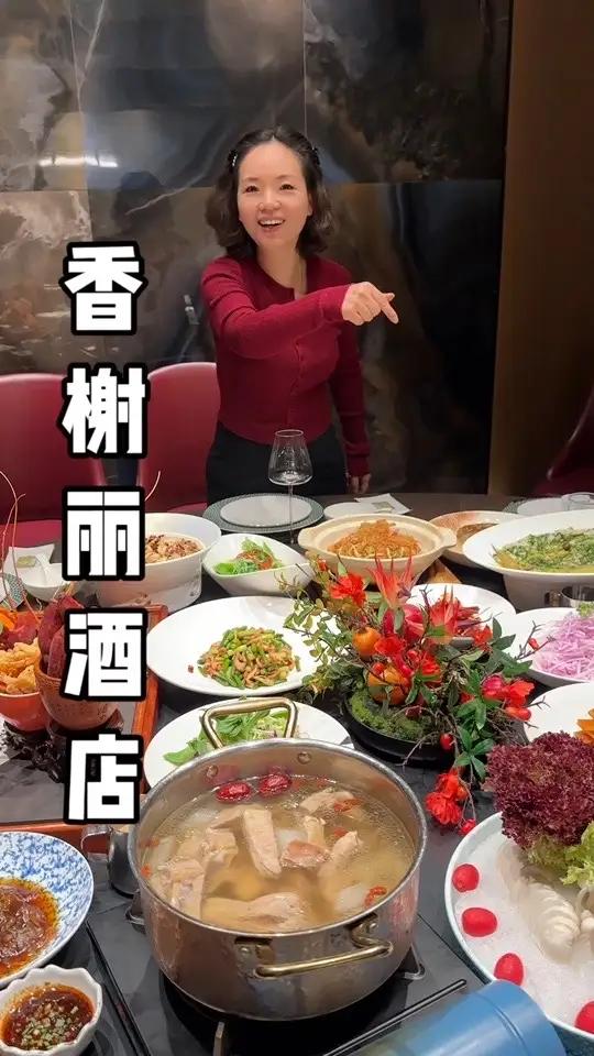 海宁高档酒店香榭丽也上抖音团购啦 1398的精致10人餐作为宴请聚餐非常不错,摆盘精致,菜