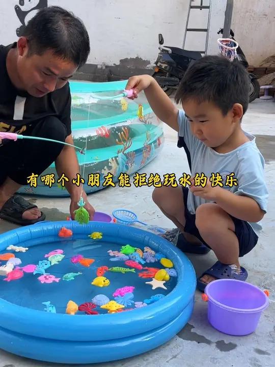 没有哪个小朋友能拒绝玩水的快乐,赶快给你宝贝安排一个