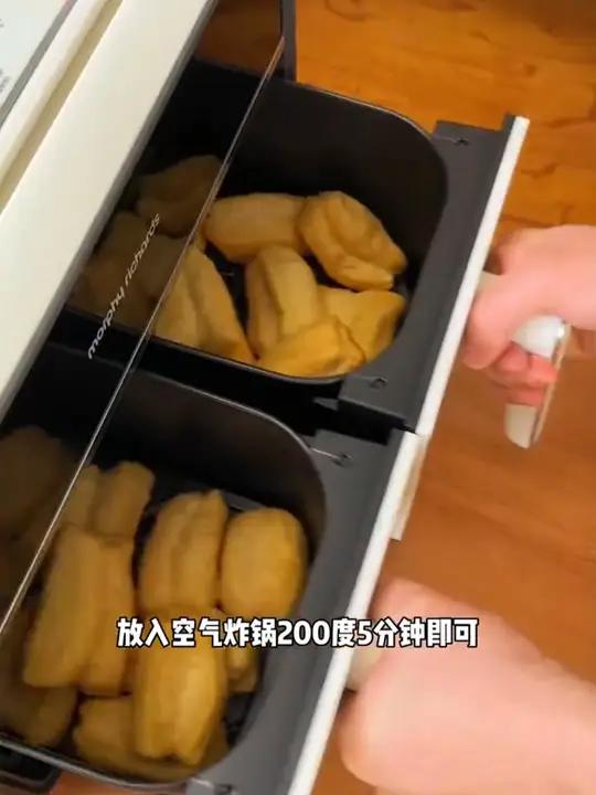 孩子上学的早餐点名要吃小油条所以家中常备皇家小虎这个小胖子油条,只需空气炸锅烤上几分钟就可