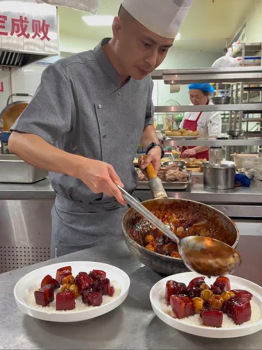 (山楂红烧肉)精品五花肉30斤 大料配比:八角10克 肉蔻6克 香叶3克 山奈4克  小茴