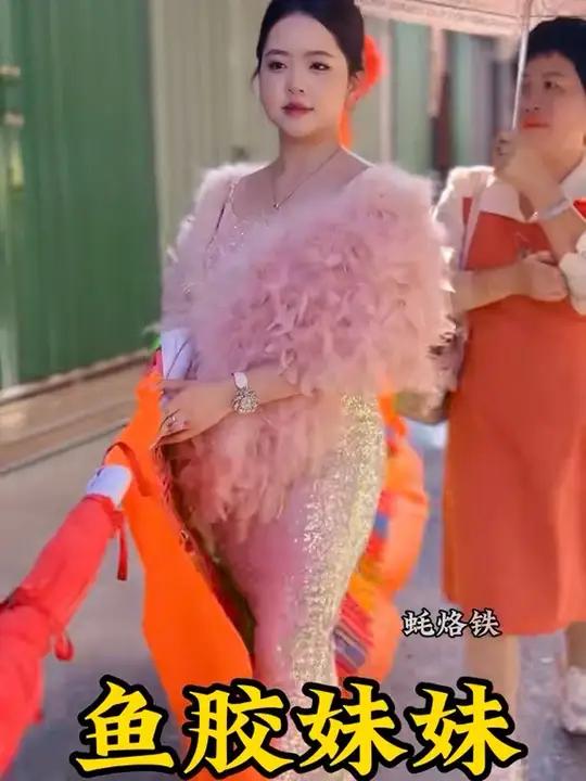 和平里美21号标旗美女,鱼胶妹妹,身穿粉红色鱼鳞闪亮礼服,像美人鱼似的,今天带的金钱胶,大