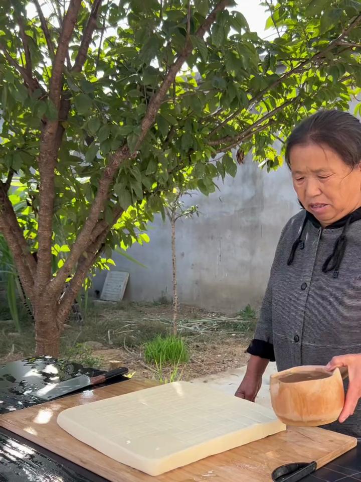 天冷适合屯咸菜,今天捂14斤臭豆腐乳,够吃一段时间的了