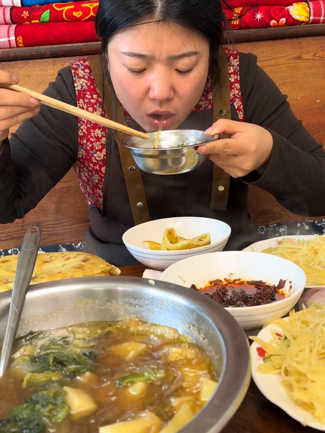 金黄大油饼配上土豆小白菜汤，绝了