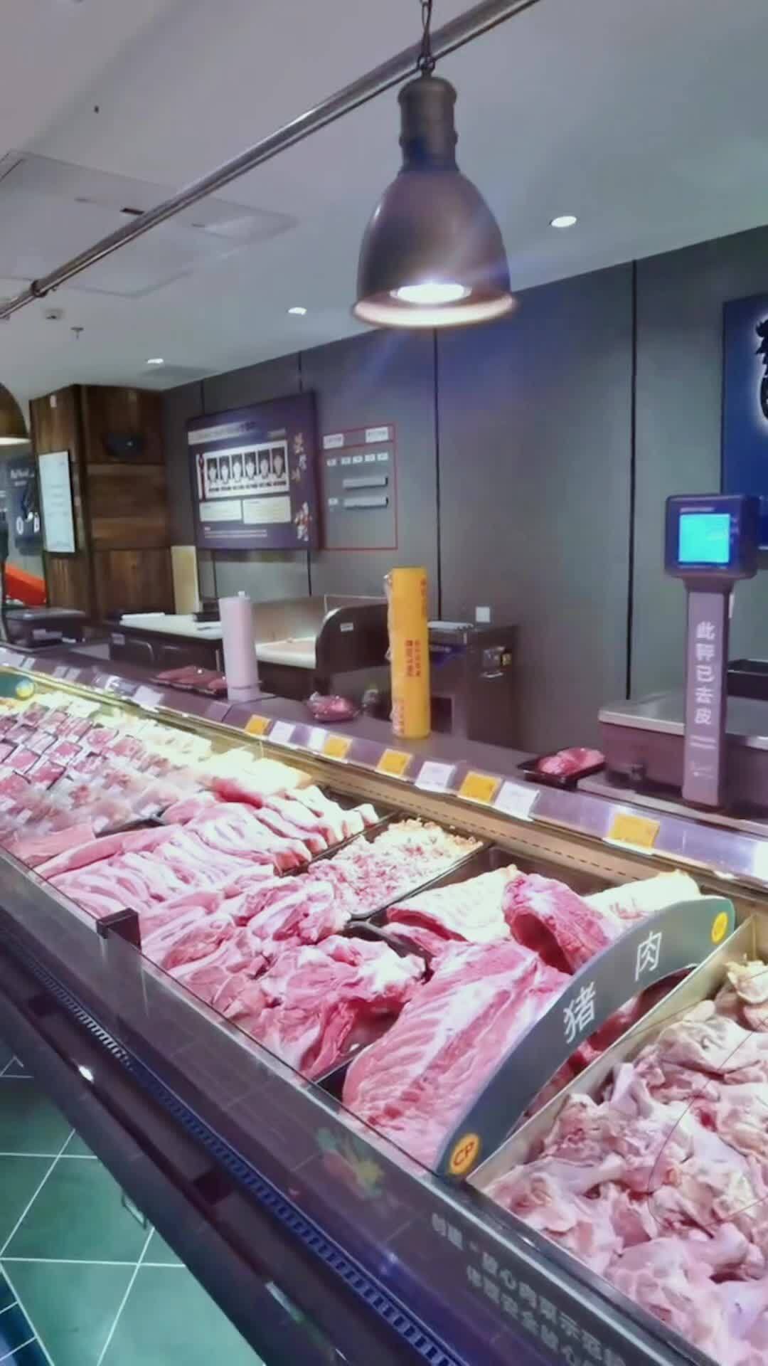 胖东来超市鲜肉柜陈列