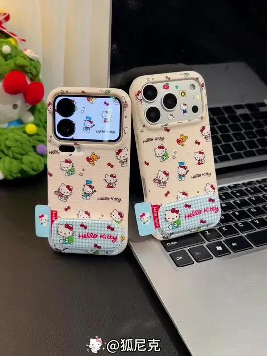 这款手机壳以浅米色皮质为底,印满Hello Kitty卡通图案,搭配格纹贴片装饰,整体软萌