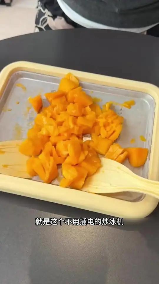 有了这台炒冰机,在家就能和孩子一起DIY健康冰淇淋啦!零添加更安心,还能培养孩子动手能力,