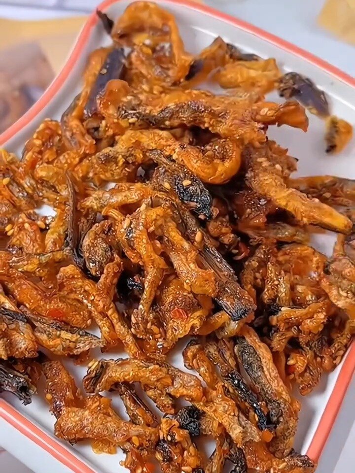 这个蜜汁香辣鳕鱼皮,香酥爽脆,甜辣好吃