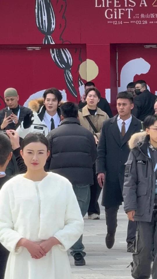 谁懂!于适就站在面前啊!硬帅!