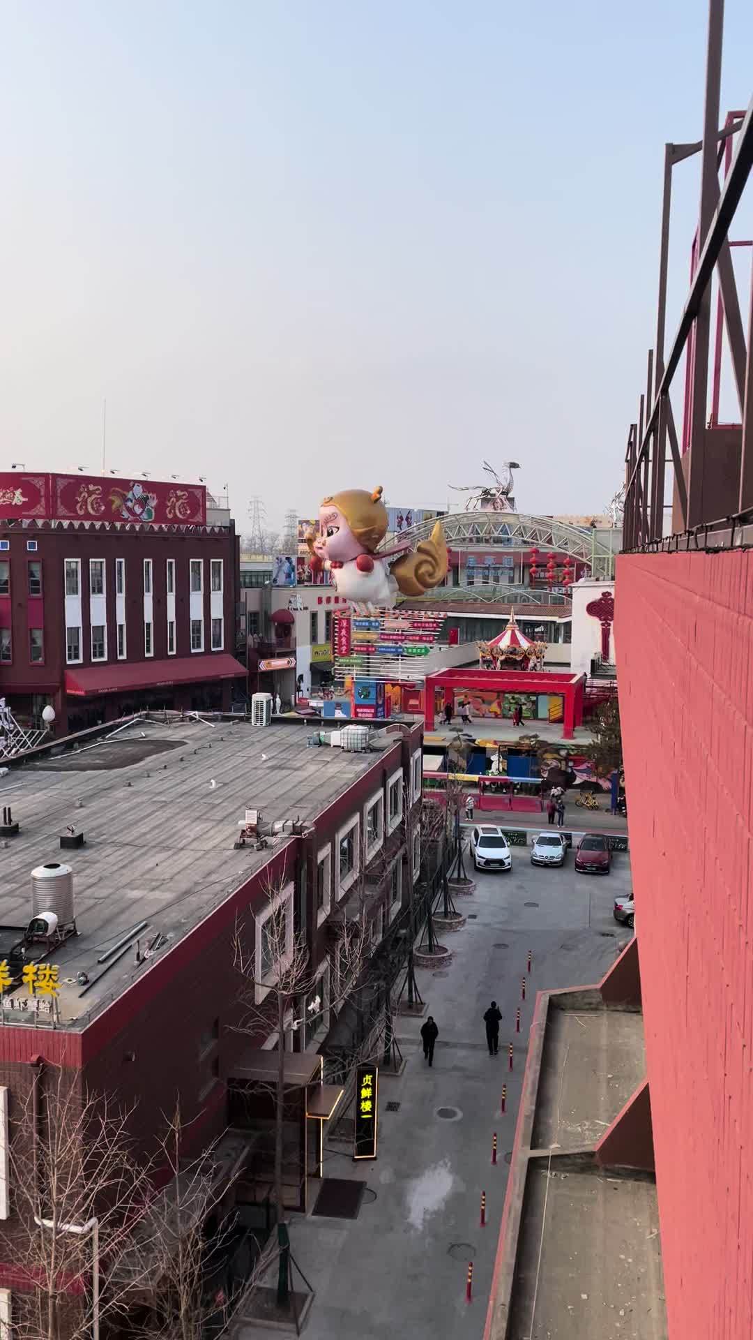 客流络绎不绝,刚进来磨跟接踵,根本过不去,一百多家小吃摊儿,天南海北的都有,简直就是吃货的