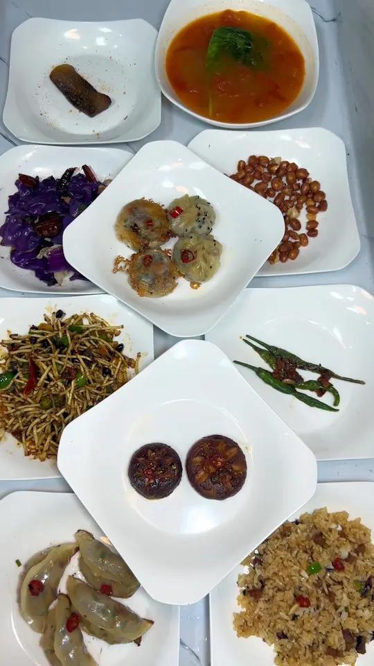 天买了一块烟熏腊肉做了9菜一汤，香煎小笼包，花生米，腊肉鱼腥草，腊肉炒饭，干锅紫甘蓝，腊肉