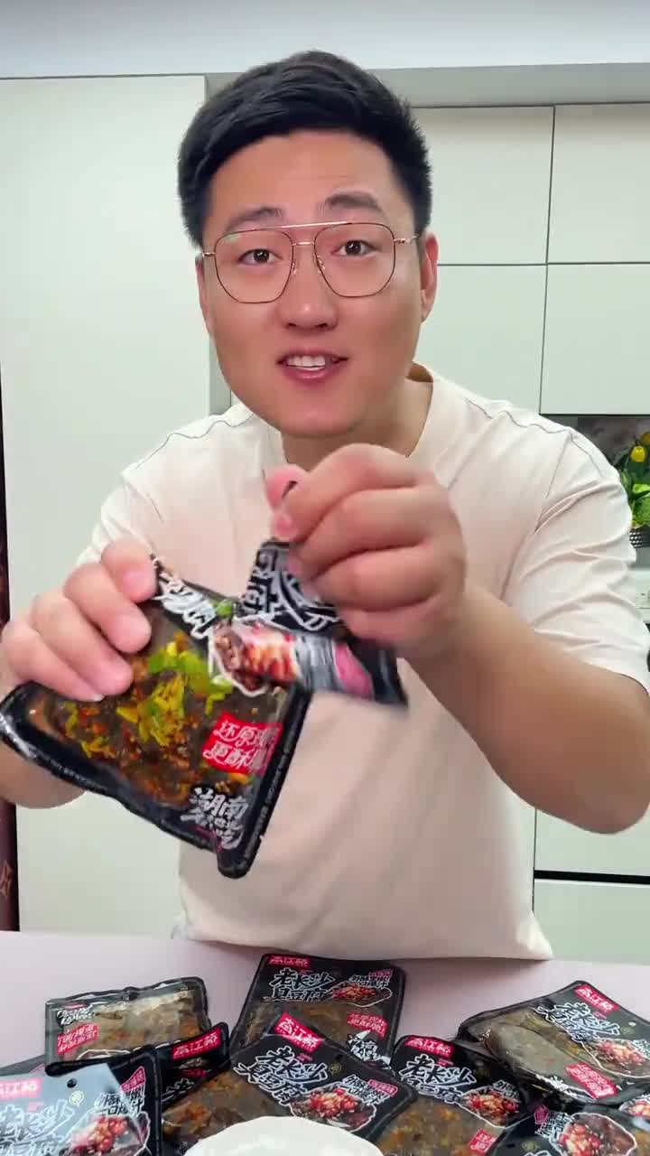 T 南江桥臭豆腐 外酥里嫩，每一块都吸满了汤汁，臭香臭香的好过瘾呀！好吃到停不下来 开袋即