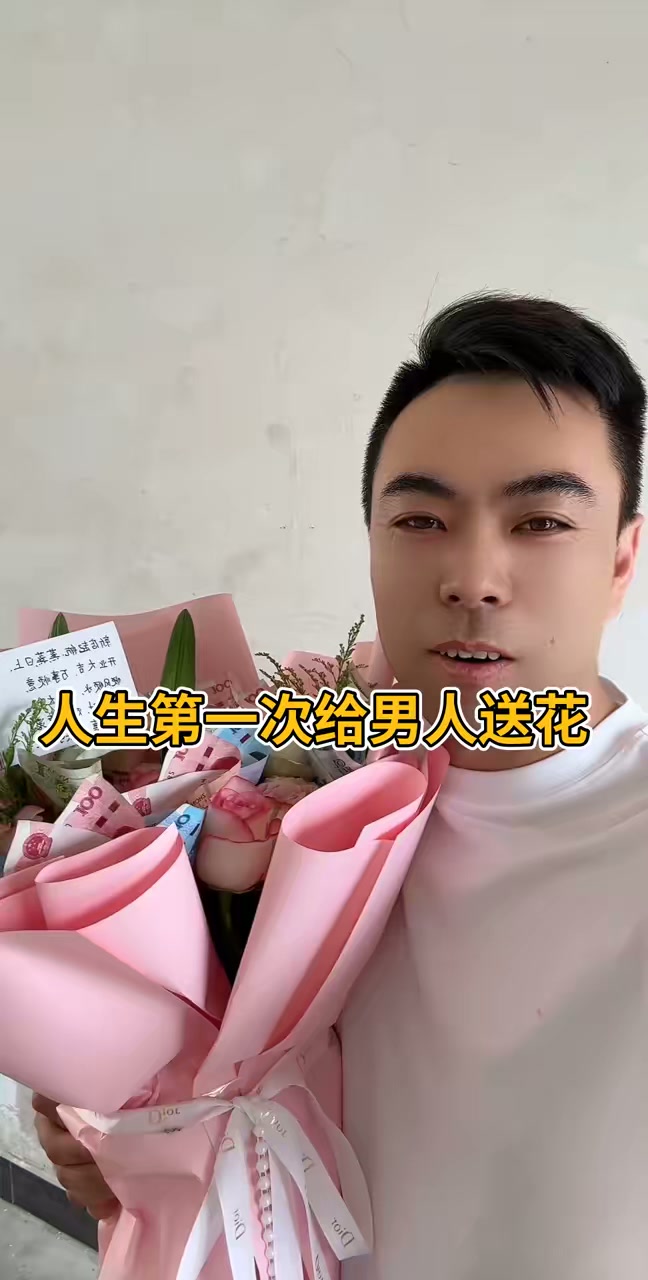 哥哥奶茶店开业，弟弟送鲜花祝福，祝生意兴隆