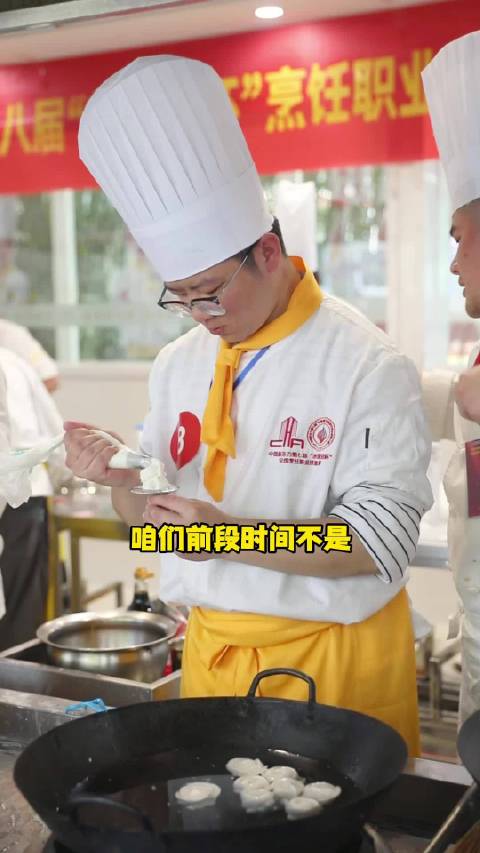 什么?新东方杯比赛 中餐学子参赛制作裱花?其实是意境菜  做一道鱼茸菜,就像画了一幅画 本