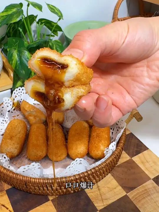 过年的餐桌一定少不了这个,外皮酥脆,一口下去还会爆浆的红糖糍粑真的太好吃了!过年美食糍粑糯