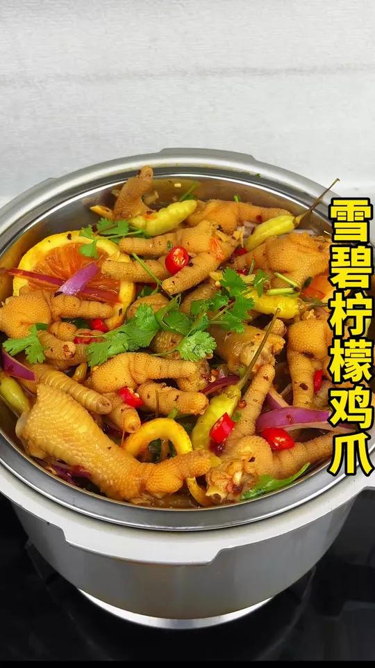 平时大鱼大肉吃腻了,学会这个雪碧柠檬鸡爪,做法简单,酸爽开胃,好吃又解腻,一秒上头,真的好