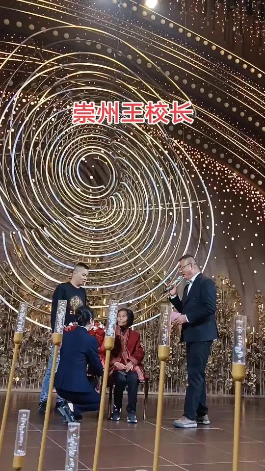 崇州王校长母亲七十大寿寿宴现场 崇州天王巨星王校长在崇州市永利园为母亲举办70大寿的寿宴,