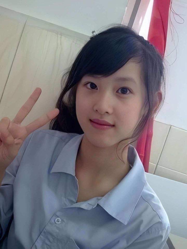 网友分享一张奶茶妹妹10年前的照片