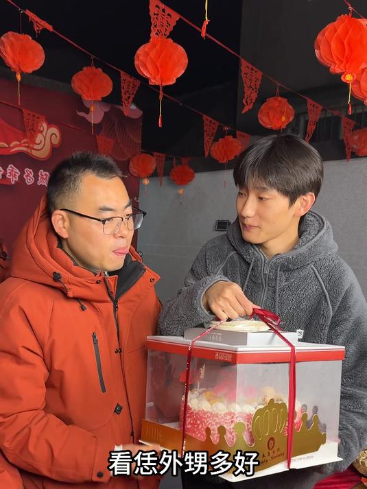 舅舅今天生日,我精心给舅舅准备的蛋糕,寓意让俺舅活的长长久久,健康长寿,舅舅也非常的开心
