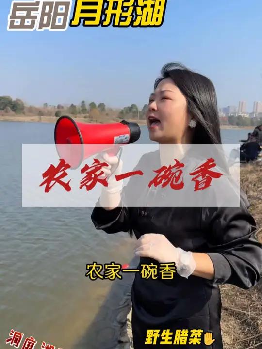 《钓竿弯成月牙时,洞庭的云掉进了铁锅》 六月的芦苇荡在钓线尽头摇晃,我们支起柴火灶作画板—