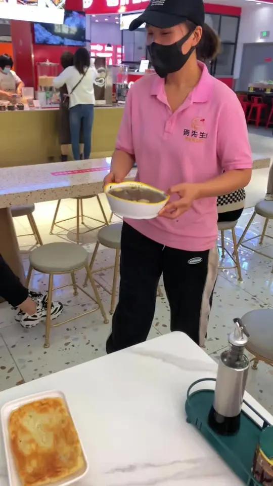 9.9团胥先生鸭血粉丝,纯鸭血粉丝汤一份加一个鸭油烧饼,还不错哦～这一碗好过瘾 宜兴宜兴 