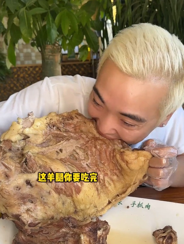 盘新疆整块手抓羊肉,沉浸式惊呆路人