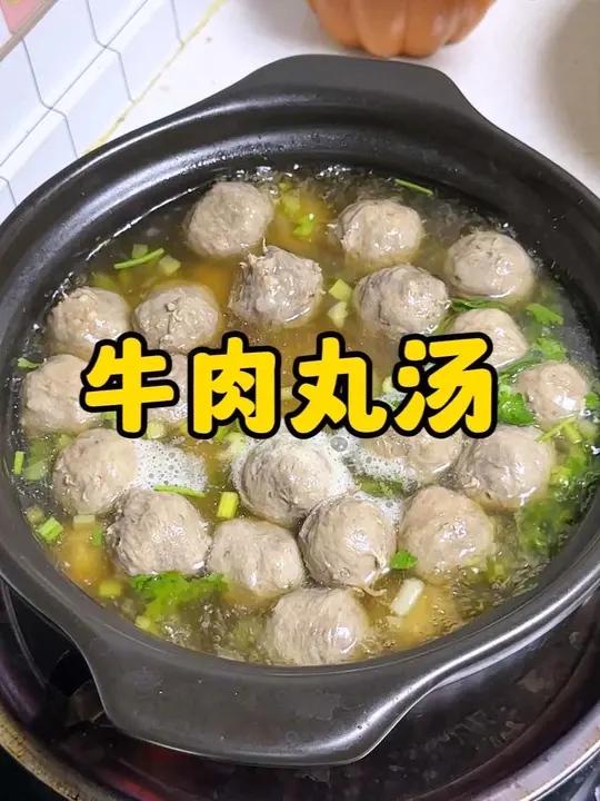 在潮汕本地,牛肉丸最经典的做法就是煮汤了,越是简单,越是美味!大人孩子都超级喜欢 牛肉丸牛