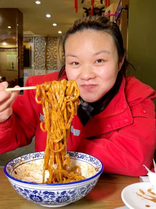 保定阳光大街开了10年的老北京炸酱面,精品15一碗配8种菜码,地道