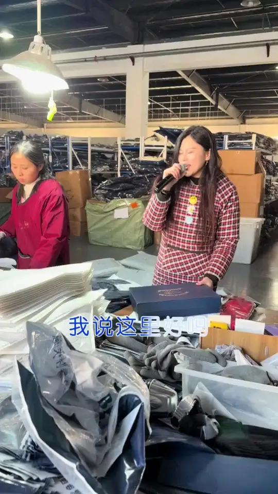  明天中午1:30,蹲小经学姐直播间……新国标90白鸭绒羽绒服,100出头,直接带走……
