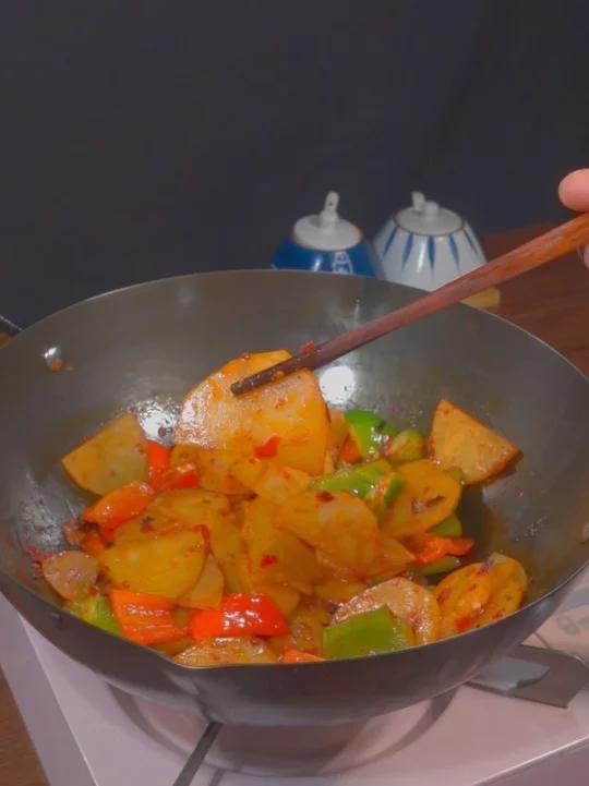 土豆炒青椒的做法