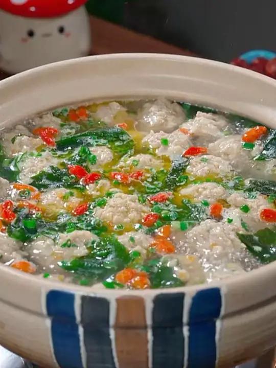 过年家里还有吃剩的莲藕,试试给家人做这道莲藕肉丸汤,汤鲜味美,营养丰富,真的特别好吃