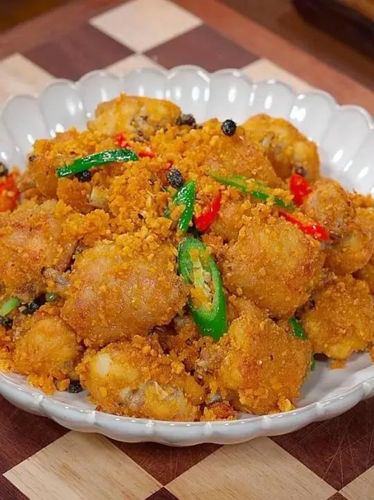 我家年夜饭第一道菜就被我家小饭搭子预定了这道避风塘鸡翅，外焦里嫩，一口一个真的太香了