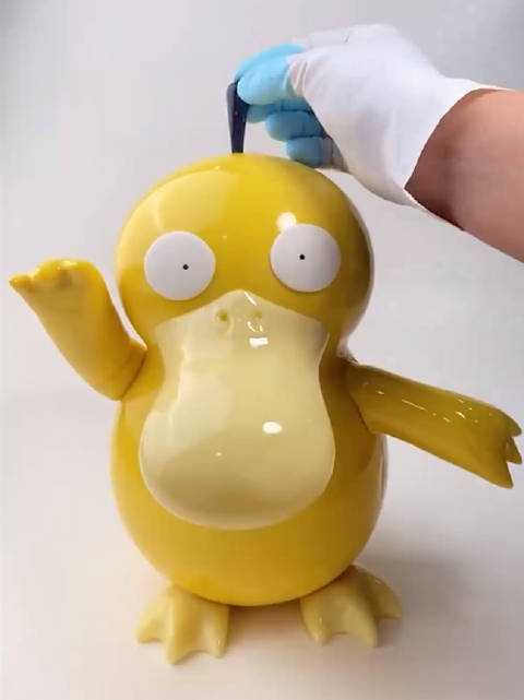 用糖捏一个呆萌值拉满的可达鸭,最后的眼珠和呆毛属于是“画鸭点睛”了「二哈」那些国家那些事儿