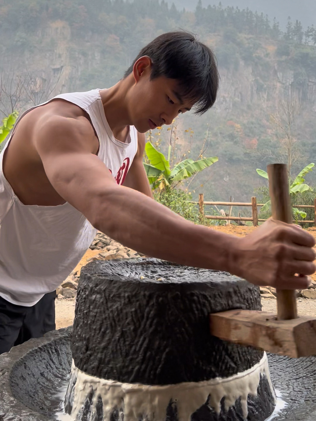 石磨菜豆花,既能锻炼身体,又能吃美食
