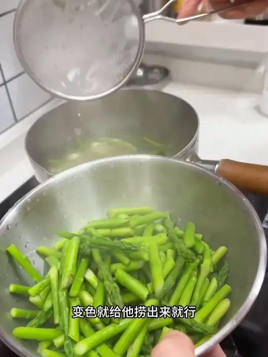 春天的芦笋又脆又嫩又鲜,晚上做了牛肉炒芦笋,营养美味非常受小朋友喜欢#芦笋 #春菜