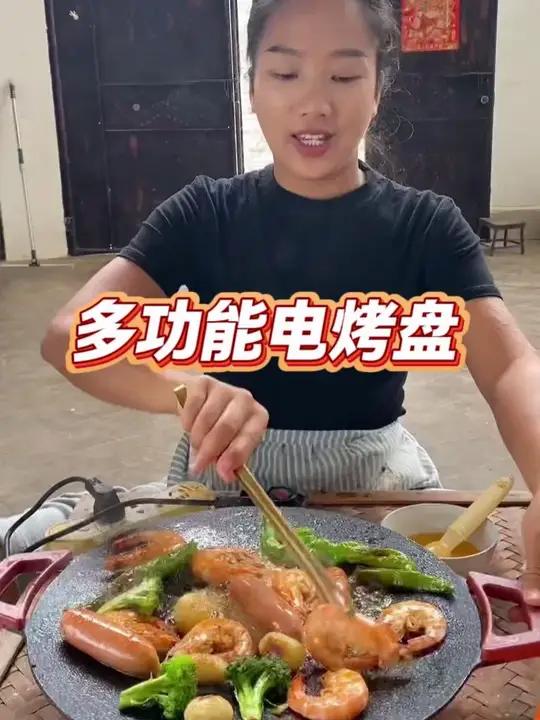 天冷了，吃点啥？家里烤肉可以安排起来了。这款麦饭石不粘电烤锅，真的被种草了，用了三年，值得