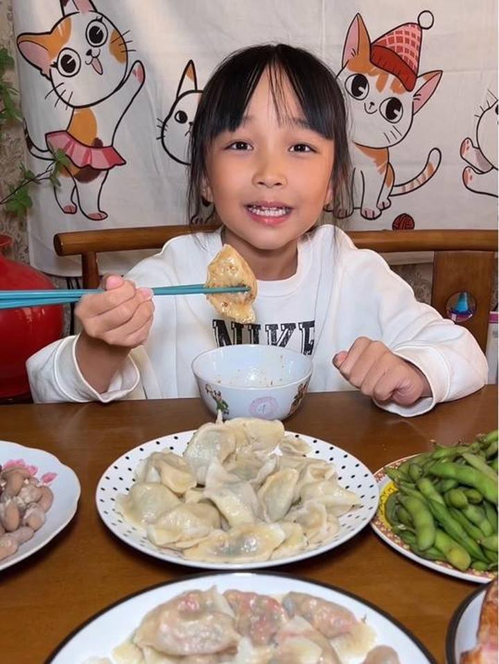 教黑妞做美食,饺子新鲜出炉啦