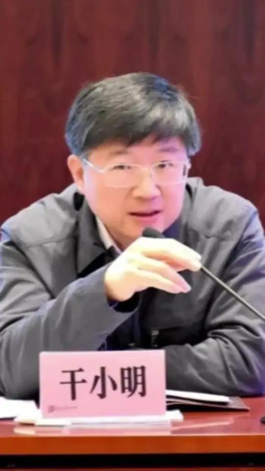 干小明长期纵容其配偶在自家餐馆内组织公职人员、民营企业主赌博