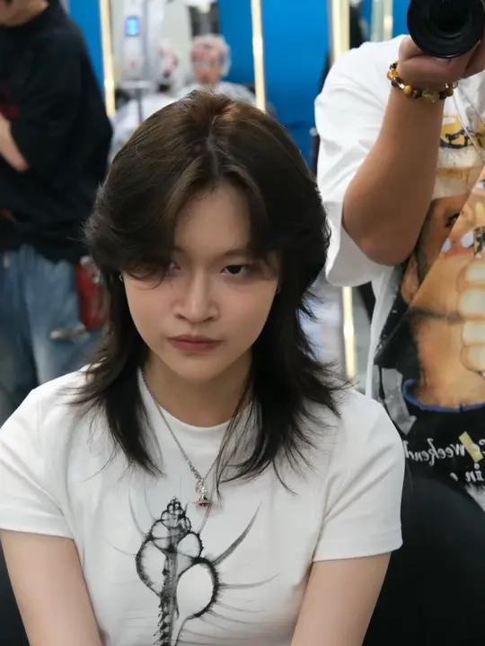 不挑脸型的发型推荐狼尾鲻鱼头短发