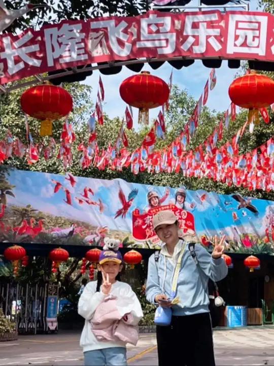 第一次看见这么大的鳄鱼,六米多的尼罗河长嘴鳄,它已经40多岁啦,有一顿多重;就在长隆飞鸟乐