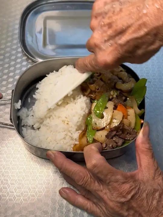 周五吃肥牛卷 荷兰豆藕 酸菜土豆 期待电子孙孙们和奶奶分享今晚的月全食月亮照片!打工人的午